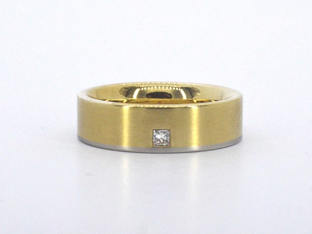 Christian bauer - bi-colour trouwring van goud en platina met een prinses geslepen diamant - afbeelding 5 van  8