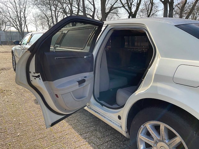 Chrysler c300 - 5.7 v8 hemi - “westwind coachworks” limousine - afbeelding 14 van  26