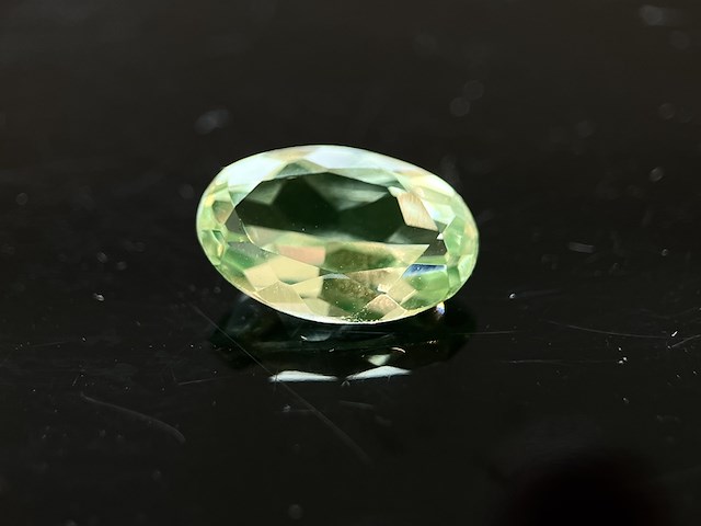 Chrysoliet - ca. 6 carat groene chrysoliet - afbeelding 1 van  6