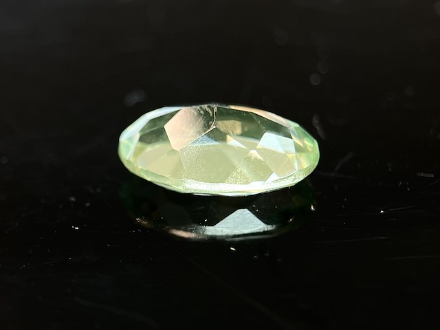 Chrysoliet - ca. 6 carat groene chrysoliet - afbeelding 3 van  6