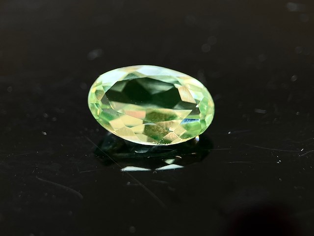 Chrysoliet - ca. 6 carat groene chrysoliet - afbeelding 1 van  4