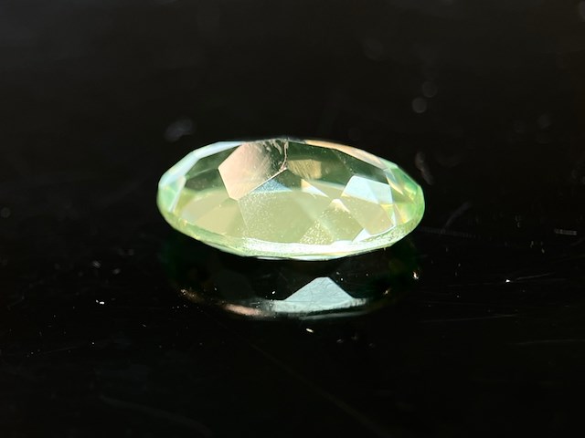 Chrysoliet - ca. 6 carat groene chrysoliet - afbeelding 3 van  4