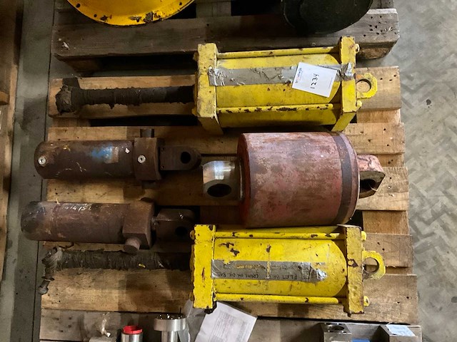 Cilinders (5x) "hydraulic pressure cylinders" - afbeelding 1 van  7