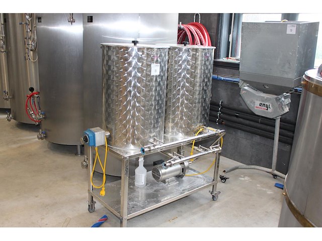 Cip station / reinigingsmachine met 100l loogvat, 100l zuurvat en pomp. let op: kavel is onderdeel van comb... onderdeel van combinatiekavel complete mini brouwerijopstelling bestaande uit brouwhuis, 8 gistingstanks (deels gevuld), bottellijn, pompen, warmtewisselaar, natte lijn etiketteermachine en chiller - afbeelding 1 van  4