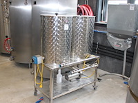 Cip station / reinigingsmachine met 100l loogvat, 100l zuurvat en pomp. let op: kavel is onderdeel van comb... onderdeel van combinatiekavel complete mini brouwerijopstelling bestaande uit brouwhuis, 8 gistingstanks (deels gevuld), bottellijn, pompen, warmtewisselaar, natte lijn etiketteermachine en chiller - afbeelding 1 van  4