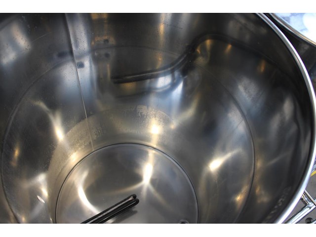 Cip station / reinigingsmachine met 100l loogvat, 100l zuurvat en pomp. let op: kavel is onderdeel van comb... onderdeel van combinatiekavel complete mini brouwerijopstelling bestaande uit brouwhuis, 8 gistingstanks (deels gevuld), bottellijn, pompen, warmtewisselaar, natte lijn etiketteermachine en chiller - afbeelding 2 van  4