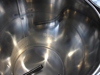 Cip station / reinigingsmachine met 100l loogvat, 100l zuurvat en pomp. let op: kavel is onderdeel van comb... onderdeel van combinatiekavel complete mini brouwerijopstelling bestaande uit brouwhuis, 8 gistingstanks (deels gevuld), bottellijn, pompen, warmtewisselaar, natte lijn etiketteermachine en chiller - afbeelding 2 van  4