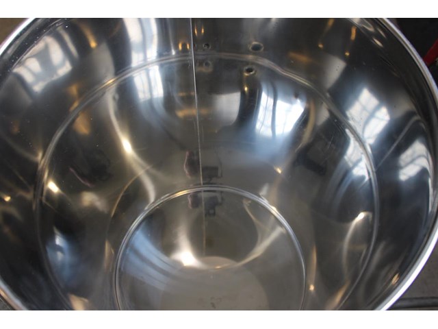 Cip station / reinigingsmachine met 100l loogvat, 100l zuurvat en pomp. let op: kavel is onderdeel van comb... onderdeel van combinatiekavel complete mini brouwerijopstelling bestaande uit brouwhuis, 8 gistingstanks (deels gevuld), bottellijn, pompen, warmtewisselaar, natte lijn etiketteermachine en chiller - afbeelding 3 van  4