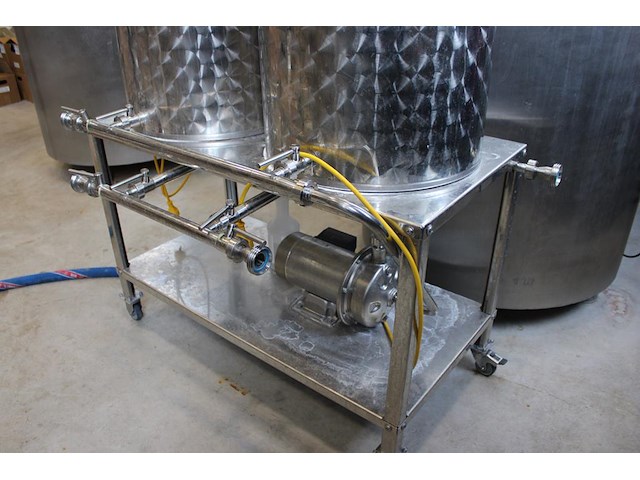 Cip station / reinigingsmachine met 100l loogvat, 100l zuurvat en pomp. let op: kavel is onderdeel van comb... onderdeel van combinatiekavel complete mini brouwerijopstelling bestaande uit brouwhuis, 8 gistingstanks (deels gevuld), bottellijn, pompen, warmtewisselaar, natte lijn etiketteermachine en chiller - afbeelding 4 van  4
