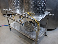 Cip station / reinigingsmachine met 100l loogvat, 100l zuurvat en pomp. let op: kavel is onderdeel van comb... onderdeel van combinatiekavel complete mini brouwerijopstelling bestaande uit brouwhuis, 8 gistingstanks (deels gevuld), bottellijn, pompen, warmtewisselaar, natte lijn etiketteermachine en chiller - afbeelding 4 van  4