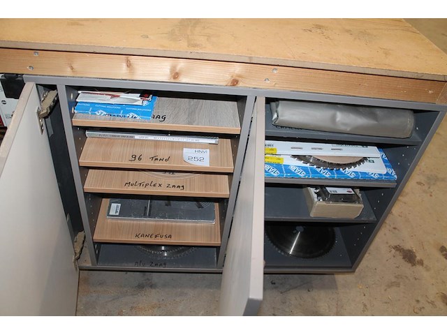 Circa 25 zaagbladen in diverse maten en uitvoeringen in kast. - afbeelding 1 van  3