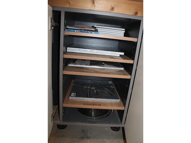 Circa 25 zaagbladen in diverse maten en uitvoeringen in kast. - afbeelding 2 van  3