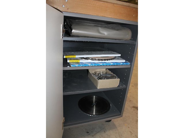 Circa 25 zaagbladen in diverse maten en uitvoeringen in kast. - afbeelding 3 van  3