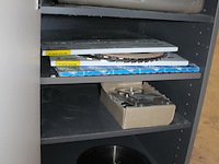 Circa 25 zaagbladen in diverse maten en uitvoeringen in kast. - afbeelding 3 van  3