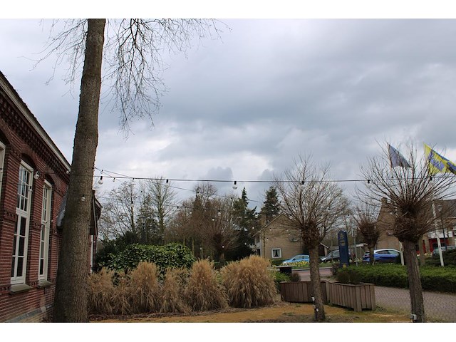 Circa 40 meter buitenverlichting. dient door uzelf gedemonteerd te worden, op aanwijzing personeel. - afbeelding 1 van  4