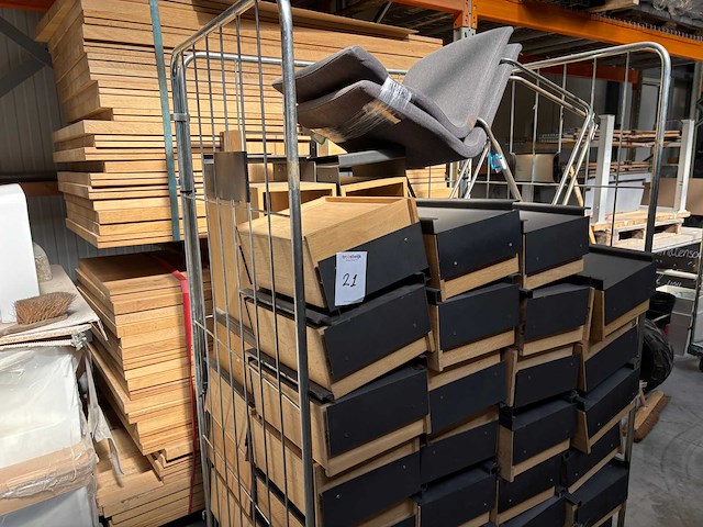 Circa 45 bureaubladen met lade - afbeelding 1 van  3