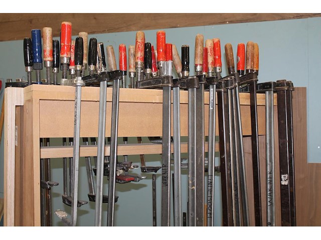 Circa 50 lijmklemmen in diverse maten en uitvoeringen, waaronder met lengte 30 cm op verrijdbare kar. - afbeelding 1 van  4