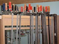 Circa 50 lijmklemmen in diverse maten en uitvoeringen, waaronder met lengte 30 cm op verrijdbare kar. - afbeelding 1 van  4