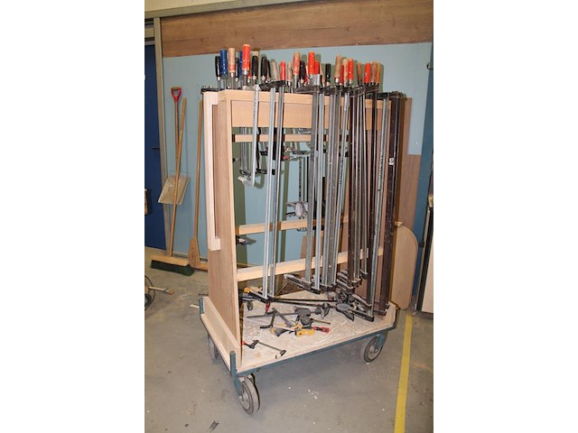 Circa 50 lijmklemmen in diverse maten en uitvoeringen, waaronder met lengte 30 cm op verrijdbare kar. - afbeelding 2 van  4