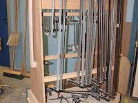 Circa 50 lijmklemmen in diverse maten en uitvoeringen, waaronder met lengte 30 cm op verrijdbare kar. - afbeelding 2 van  4