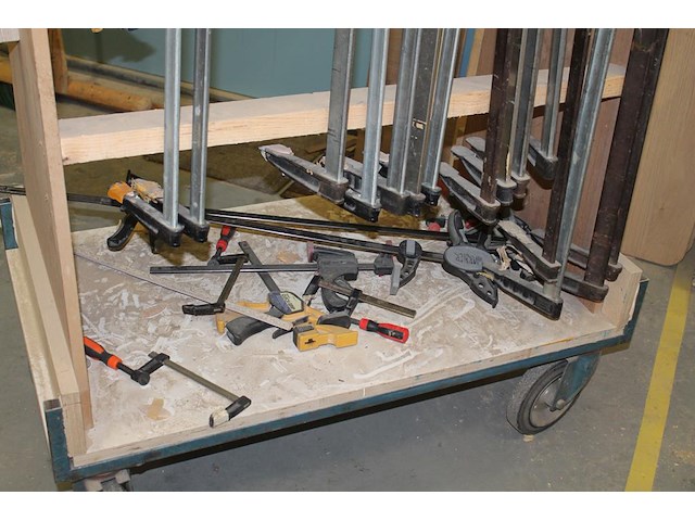 Circa 50 lijmklemmen in diverse maten en uitvoeringen, waaronder met lengte 30 cm op verrijdbare kar. - afbeelding 3 van  4