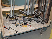 Circa 50 lijmklemmen in diverse maten en uitvoeringen, waaronder met lengte 30 cm op verrijdbare kar. - afbeelding 3 van  4