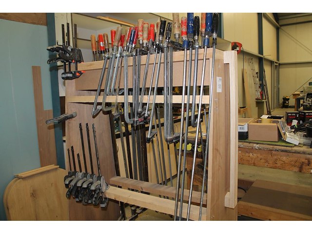 Circa 50 lijmklemmen in diverse maten en uitvoeringen, waaronder met lengte 30 cm op verrijdbare kar. - afbeelding 4 van  4