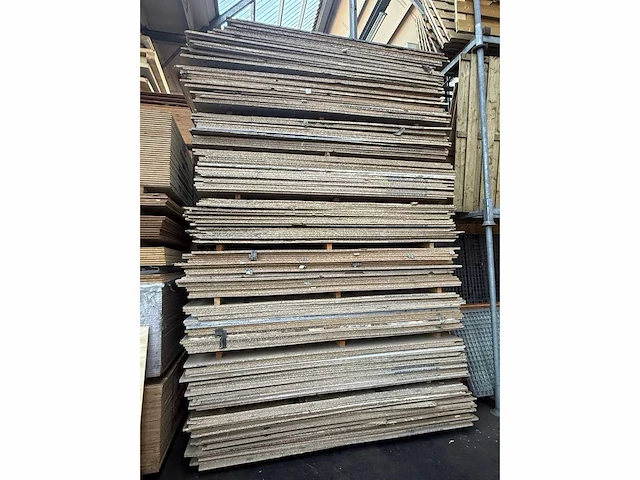 Circa 520 spaanplaten 18mm dik 1250 x 2500 - afbeelding 1 van  3