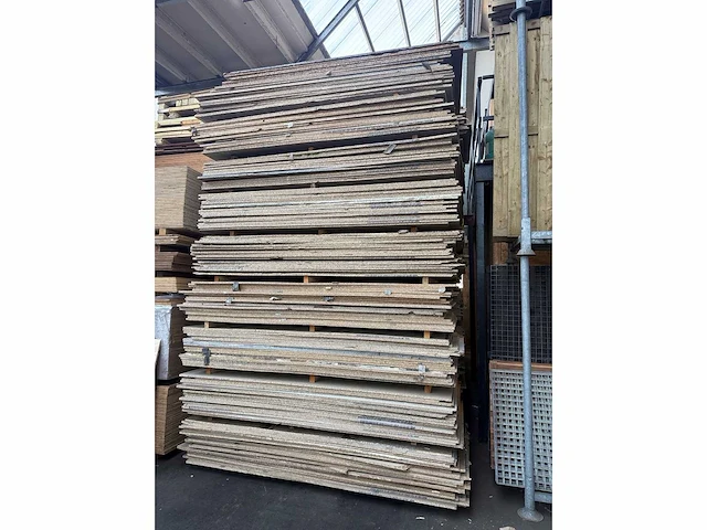 Circa 520 spaanplaten 18mm dik 1250 x 2500 - afbeelding 2 van  3