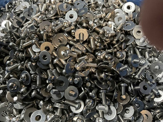 Circa 8000 inbusbouten en 8000 carrosserieringen rvs - afbeelding 1 van  3