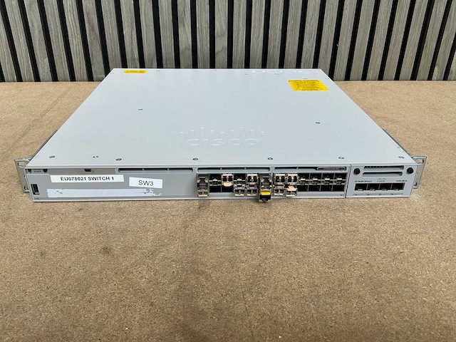 Cisco catalyst 9300 24s 19" switch - afbeelding 1 van  5