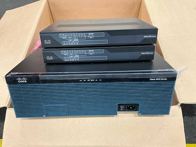 Cisco routers (3x) - afbeelding 1 van  3
