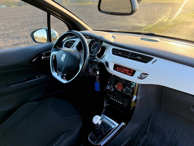 Citroen - 2010 - ds3 - 1.6 so chic in white - 65-ntz-1 - afbeelding 1 van  14