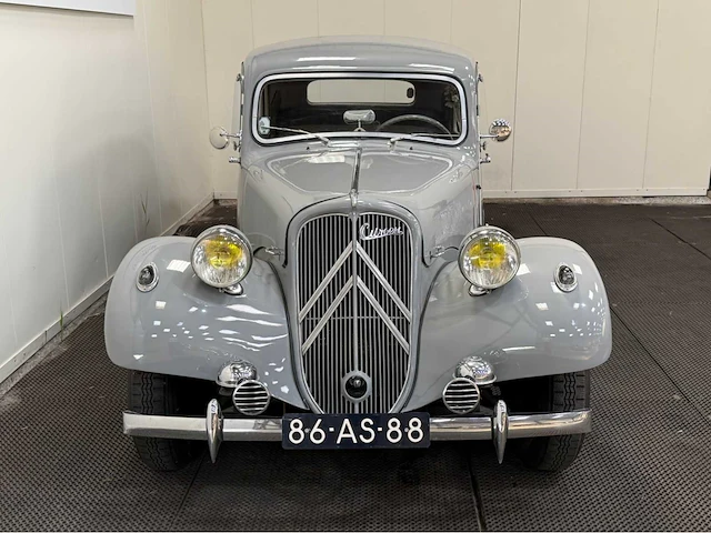 Citroen - traction - 11 bl - oldtimer - 1955 - afbeelding 2 van  28