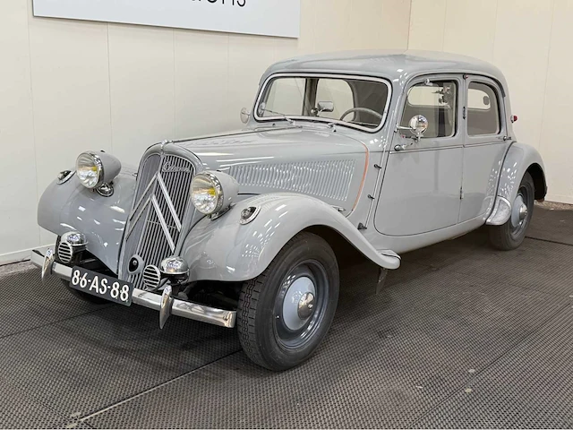 Citroen - traction - 11 bl - oldtimer - 1955 - afbeelding 1 van  28