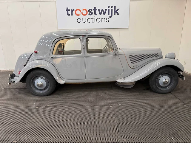 Citroen - traction - 11 bl - oldtimer - 1955 - afbeelding 9 van  10