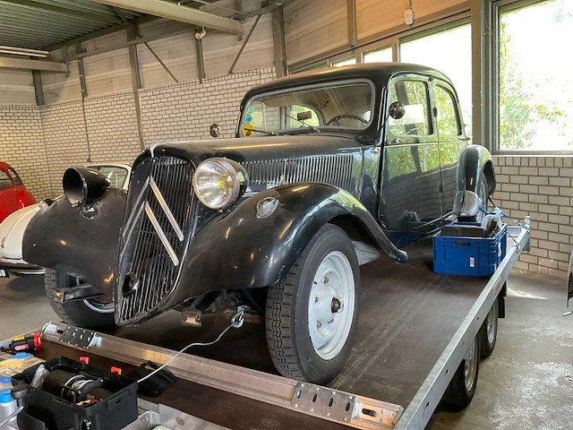 Citroën traction avant oldtimer - afbeelding 1 van  28