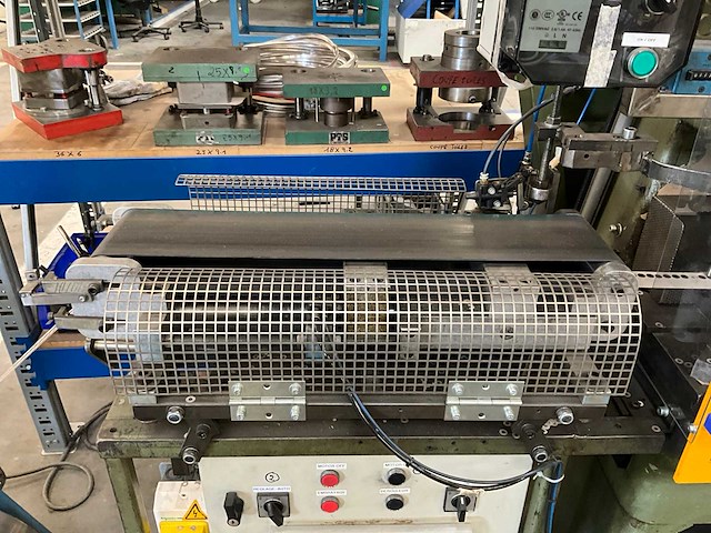 Claeys e.p. 25 mechanische pons met invoer-, uitvoer- en rechtmaakunits - afbeelding 8 van  9