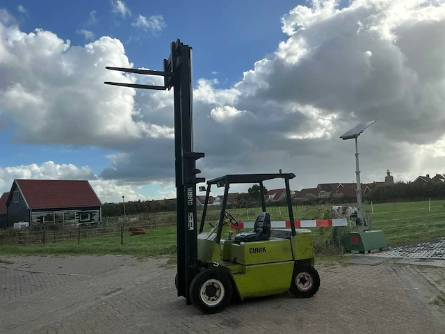 Clarck dpm 25ldiesel vorkheftruck - afbeelding 2 van  12