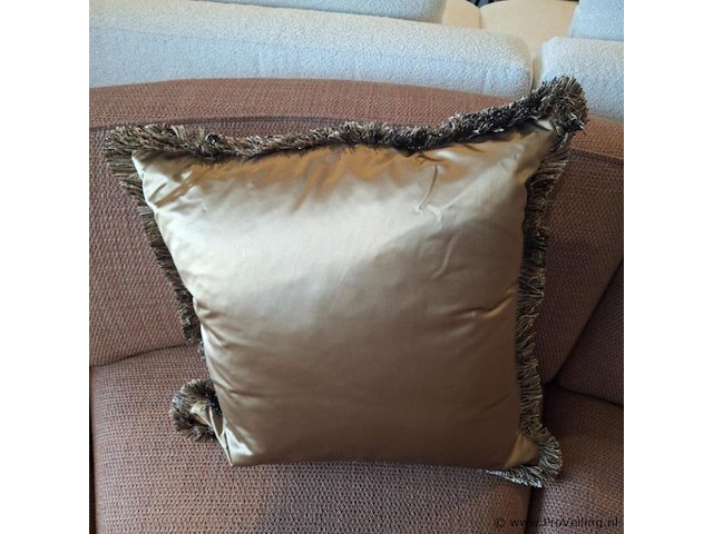Claudi dafne sierkussen dark gold - 60x60cm - afbeelding 1 van  2