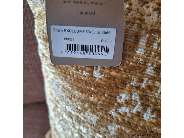 Claudi thally exclusive sierkussen gold - 50x50cm - afbeelding 3 van  3
