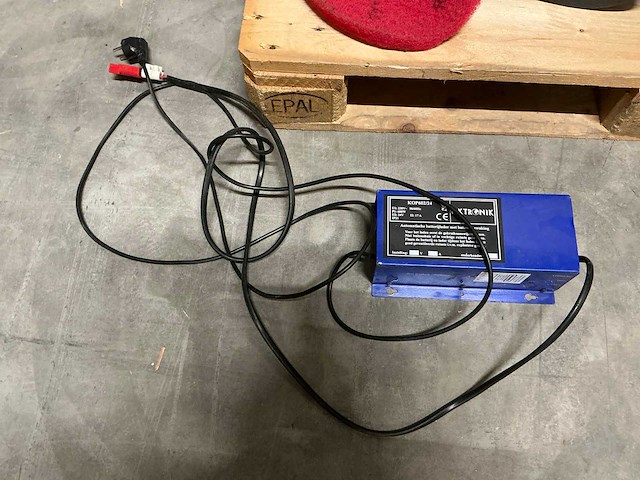 Cleanfix ra 561b schrobzuigmachine met lader - afbeelding 5 van  6