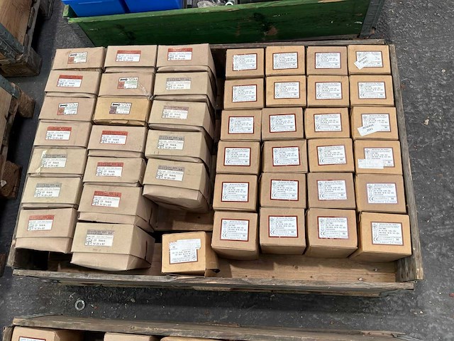 Cleff diverse bouten met moeren (1725x) - afbeelding 1 van  6