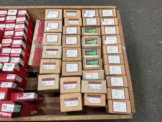 Cleff diverse bouten met moeren (975x) - afbeelding 1 van  3