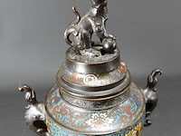 Cloisonné bronzen wierookbrander met fu-dog in top - afbeelding 3 van  5