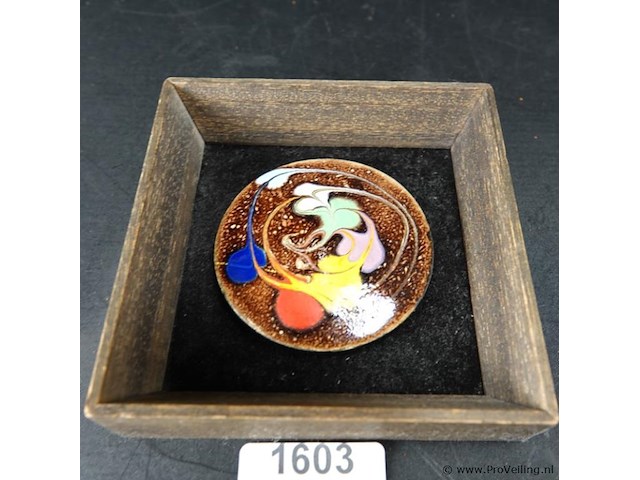 Cloisonne plaque in houten lijst - afbeelding 1 van  5