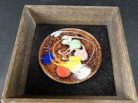 Cloisonne plaque in houten lijst