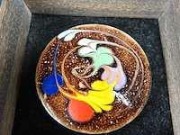 Cloisonne plaque in houten lijst - afbeelding 2 van  5