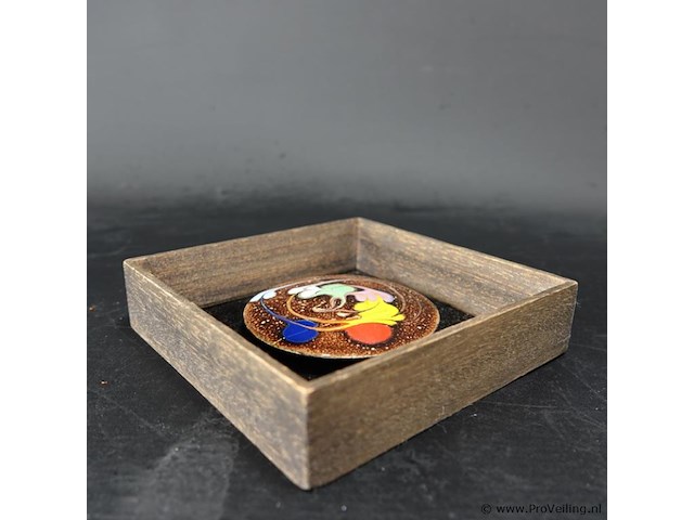 Cloisonne plaque in houten lijst - afbeelding 3 van  5