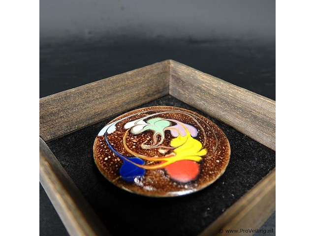 Cloisonne plaque in houten lijst - afbeelding 4 van  5